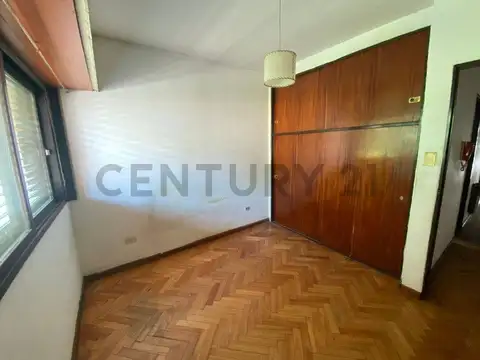 Venta casa tipo dúplex de 4 ambientes con patio y cochera. Apto crédito.