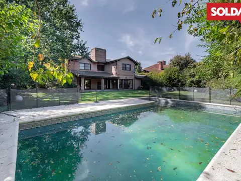 SOLDATI, en exclusiva , vende casa de 4 cuartos mas family, sobre gran lote de 1200 m2. Piscina