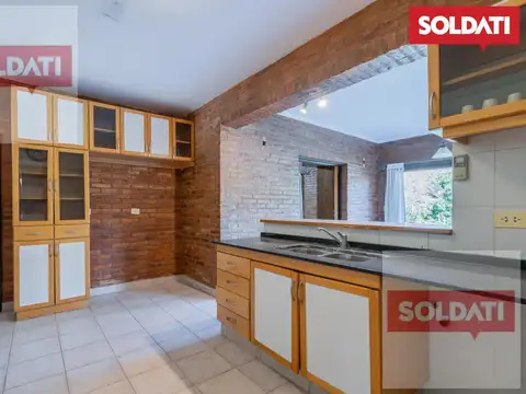 SOLDATI, en exclusiva , vende casa de 4 cuartos mas family, sobre gran lote de 1200 m2. Piscina