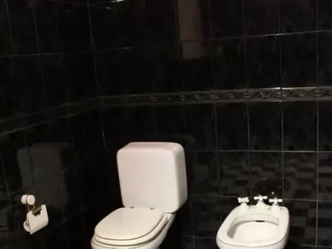 OPORTUNIDAD VENTA CASA 7 AMB CON PATIO Y COCHERA