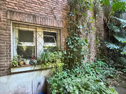 Local con amplio frente sobre Av.