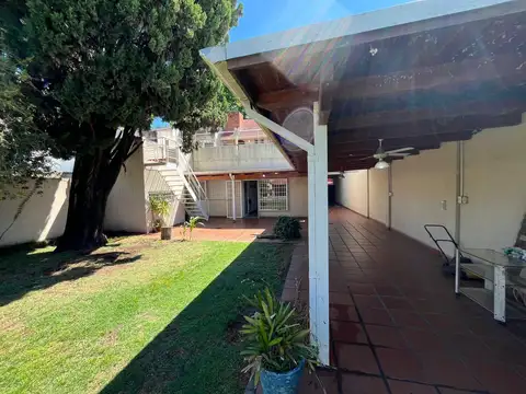 Casa en Alquiler con 3 cocheras