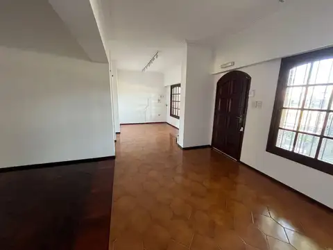 Casa en ALQUILER de 3 dormitorios, jardín con pileta y quincho! Barrio Alberdi