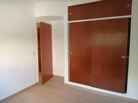 Departamento de tres ambientes con cocina office, balcón al frente y cochera cubierta