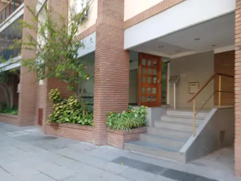 Departamento de tres ambientes con cocina office, balcón al frente y cochera cubierta