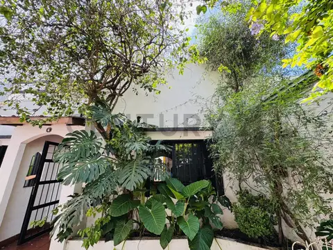 VENTA CASA 4 AMBIENTES,AMPLIO PATIO  CON PARRILLA EN VICENTE LOPEZ, FLORIDA