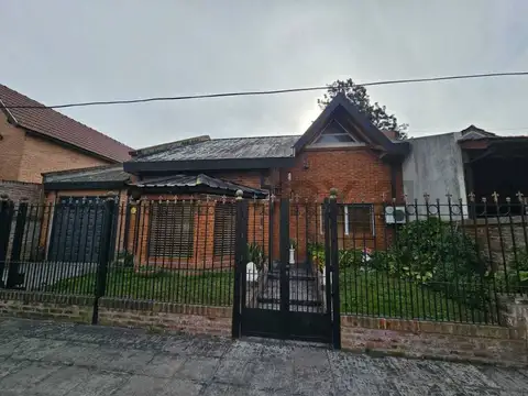 Casa de 5 ambientes en venta con pileta, quincho y amplio parque en Bella Vista (Permuta)
