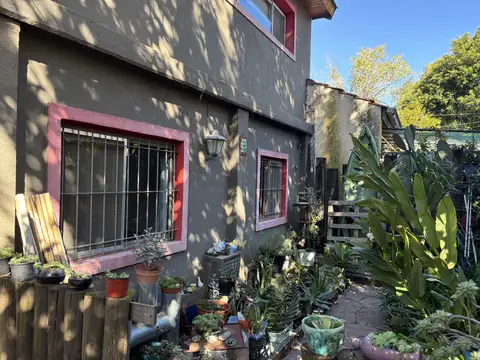 Casa 6 ambientes con 2 baños
