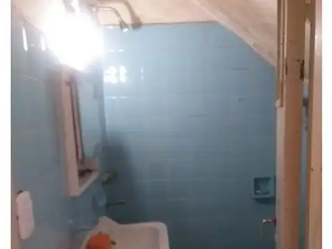 CASA AL FRENTE. 2 DORMITORIOS, COCHERA, PATIO CON PARRILLERO. JUNIN 1900