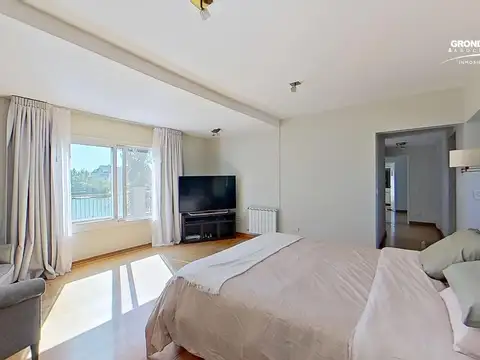 Destacada Casa en Venta al Lago en Santa Barbara