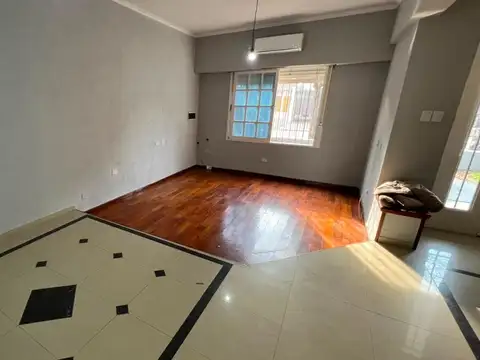 Casa en Alquiler con 3 cocheras