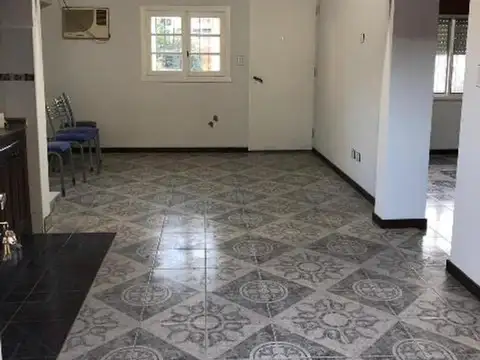 CASA EN ALQUILER, LUMINOSA, TRES AMBIENTES, COCHERA Y PATIO