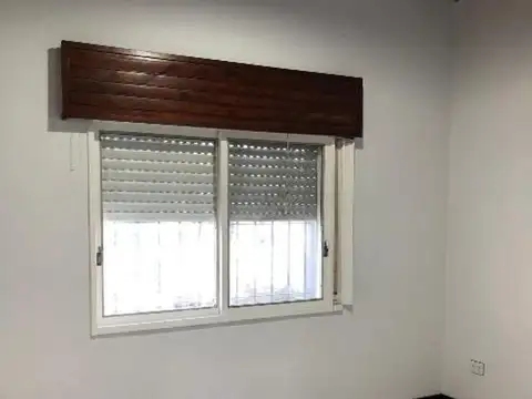 CASA EN ALQUILER, LUMINOSA, TRES AMBIENTES, COCHERA Y PATIO