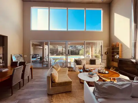 Casa 9 ambientes con 6 baños