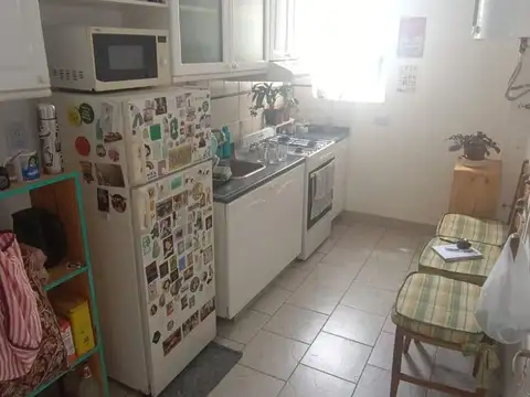 Monoambiente frente a plaza y estación de tren