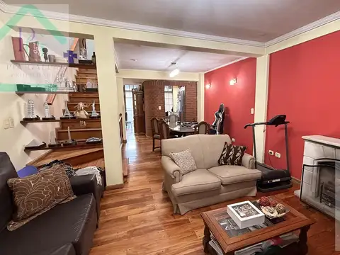 Casa Triplex en venta 4 ambientes 2 cocheras Liniers
