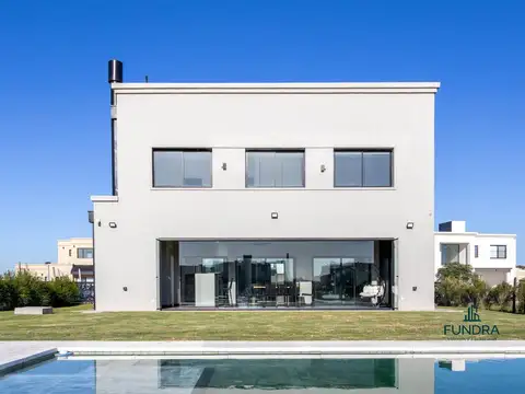 Hermosa casa con piscina a la laguna