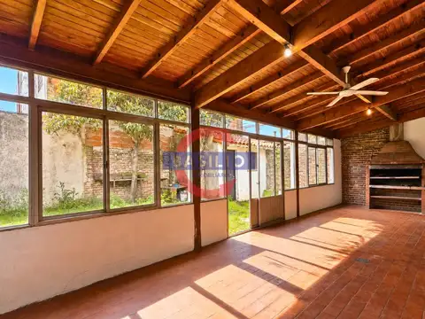 VENTA | CHALET 4 AMBIENTES CON JARDÍN Y QUINCHO EN CARAPACHAY