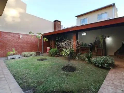 Venta casa 6 amb con local al frente y playroom