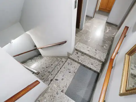 Venta casa 6 amb con local al frente y playroom