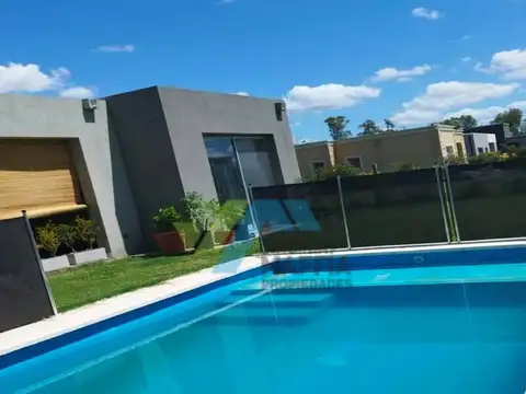 Venta de casa con pileta - SANTA EMILIA Pilar del Este