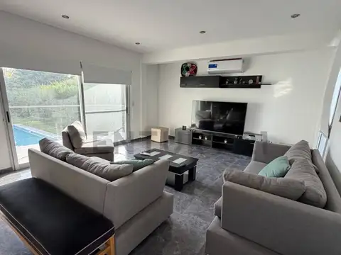 Casa 7 ambientes con 2 baños