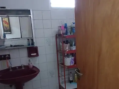 CASA CON BUEN TERRENO SOBRE CALLE SUCRE, A CUATRO CUADRAS DE RUTA 202 