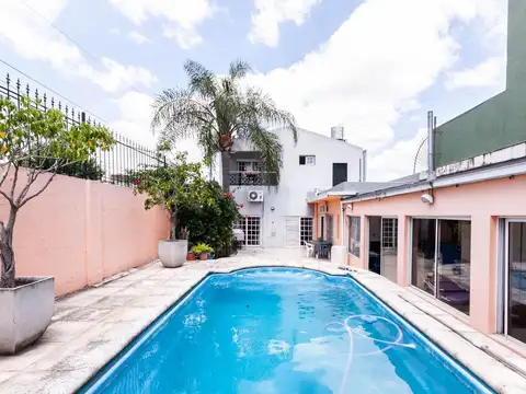 CASA 4 AMBIENTES CON COCHERA , QUINCHO Y PILETA