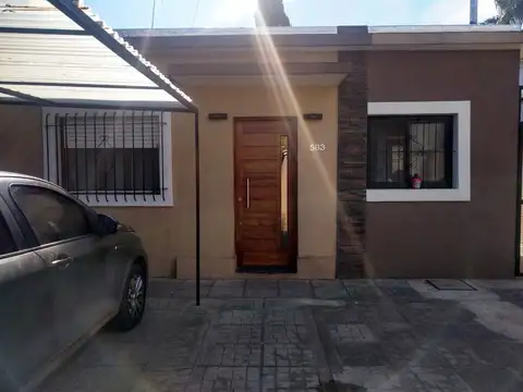 Casa americana de 3 ambientes con parque, piscina y amplio quincho con parrilla. (GD-102)