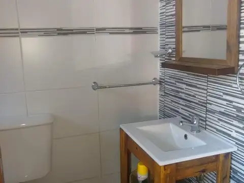 Casa americana de 3 ambientes con parque, piscina y amplio quincho con parrilla. (GD-102)
