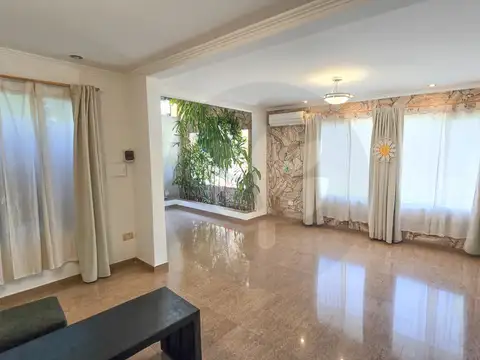 Casa en Venta con 3 cocheras
