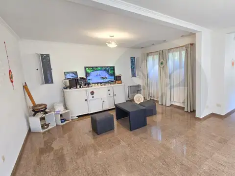 Casa 6 ambientes con 2 baños