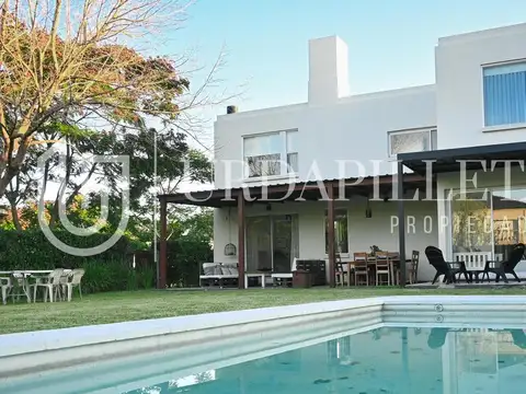 Casa en venta en Las Liebres sobre lote en esquina