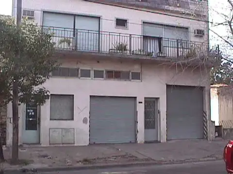 EN VENTA EN CASEROS DEPARTAMENTO DE 5 AMBIENTES EN P.A; CUENTA CON GALPON EN P.B. - FICHA 3539