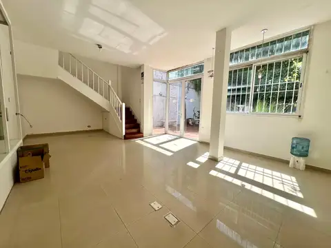Local con Patio propio en Galería sobre calle Alvear: Impecable estado. 100m2 cubiertos y 100m2 descubiertos