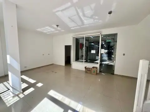 Local con Patio propio en Galería sobre calle Alvear: Impecable estado. 100m2 cubiertos y 100m2 descubiertos