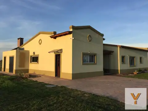 Chacra en venta - 2 Dormitorios 2 Baños - Cocheras - 67.500Mts2 - Pergamino