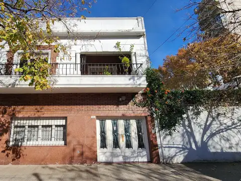 Casa de 6 ambientes con patio, quincho, terraza y cochera para 2 autos en Venta