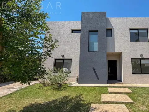 Venta / Casa - Barrio Privado Los  Robles - Apto Crédito