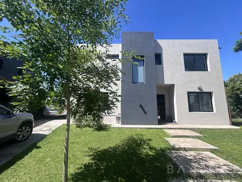 Venta / Casa - Barrio Privado Los  Robles - Apto Crédito