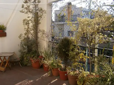 DUPLEX DE 4AMB.  20 AÑOS DE ANTIGUEDAD AL FRENTE C/ENTRADA INDEPENDIENTE distribuido en tres plantas