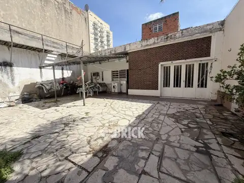 (A RECICLAR) PH SIN EXPENSAS Y C/ENTR INDEP EN SARMIENTO AL 1700 - 174 M2 TOTALES GARAGE PATIO