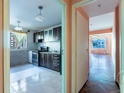 Amplio y Luminoso 4 Ambientes con Cochera.