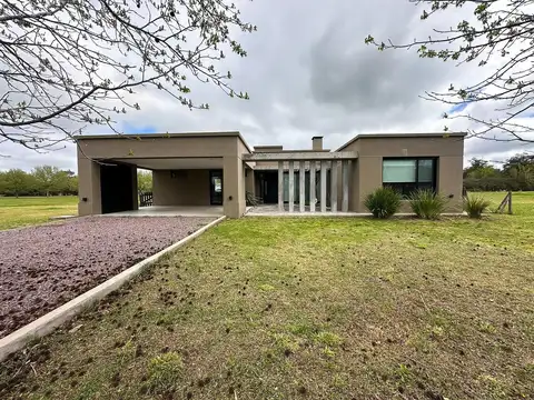 Casa de estilo campo en barrio Los Silos, Estancia Villa María. Canning, Ezeiza, Cañuelas.