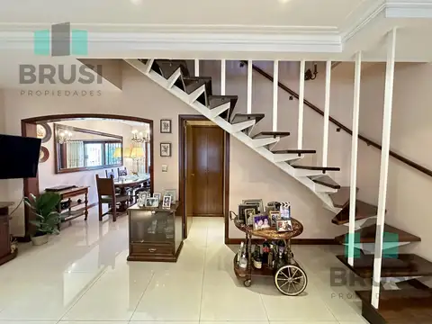 Casa en Venta con 3 cocheras