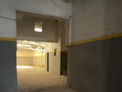 Depósito de dos plantas en flores, oficinas, entrada para camion, vestuario y baños