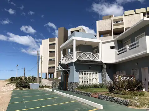 EN VENTA EDIFICIO DE 21 DEPTOS. AL FRENTE A 40 METROS DEL MAR; 16 COCHERAS DESCUBIERTAS - FICHA 8562