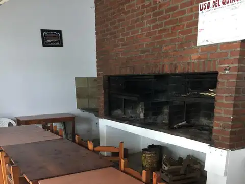 EN VENTA EDIFICIO DE 21 DEPTOS. AL FRENTE A 40 METROS DEL MAR; 16 COCHERAS DESCUBIERTAS - FICHA 8562