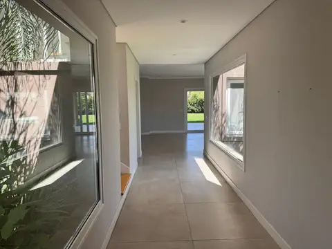 Casa en Alquiler con 1 cochera