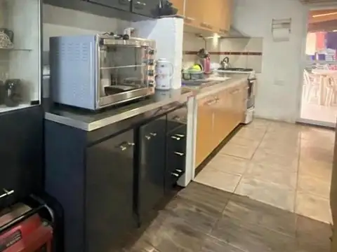 VENTA CASA 4 AMB. LUMINOSA CON PATIO Y GARAGE